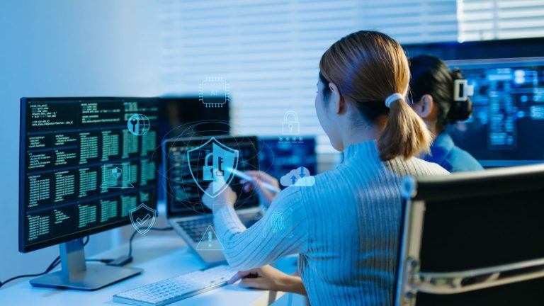Red Team o pentest: equipo de especialistas simulando un ciberataque contra una empresa
