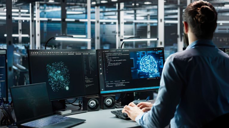 Qué es un pentest: portátil con iconos de ciberseguridad durante una prueba de seguridad informática